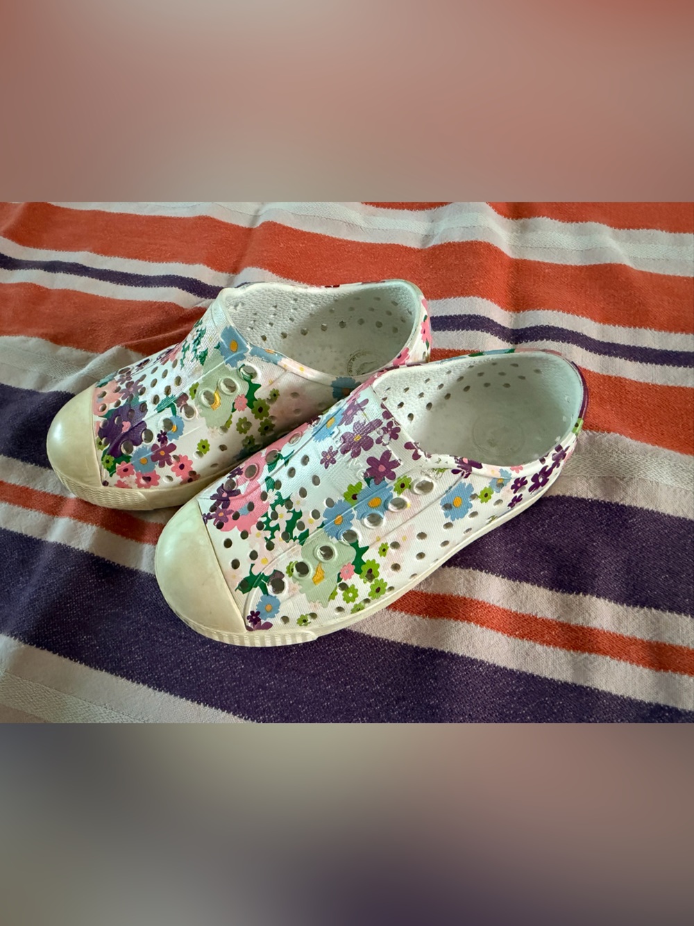 Native Kids Floral Slip-On Clogs - White with Multicolor Flowers size 9